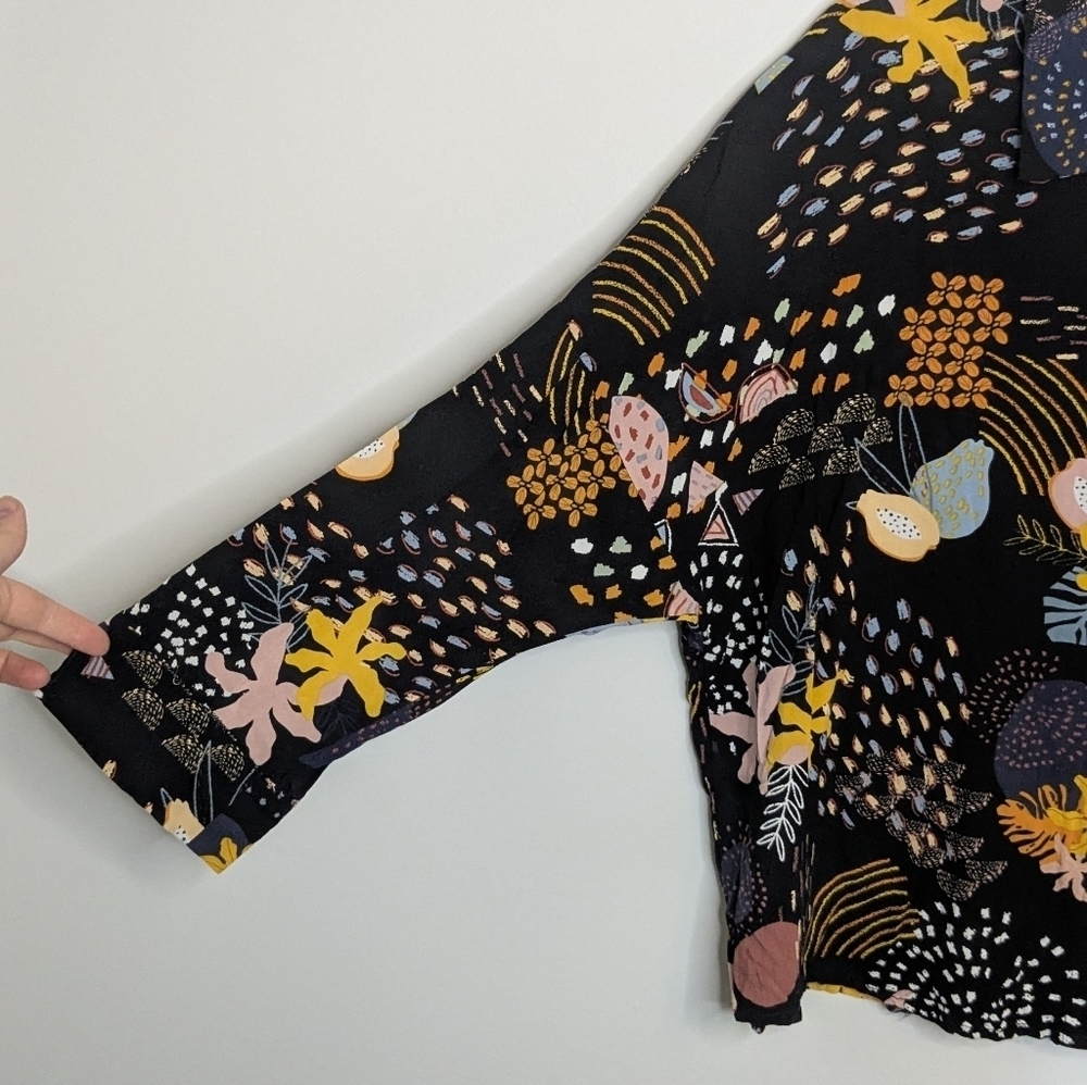 Pull&Bear Abstract Print Button Up Blouse - Lightweight V-Neck size L - Picture 3 of 9